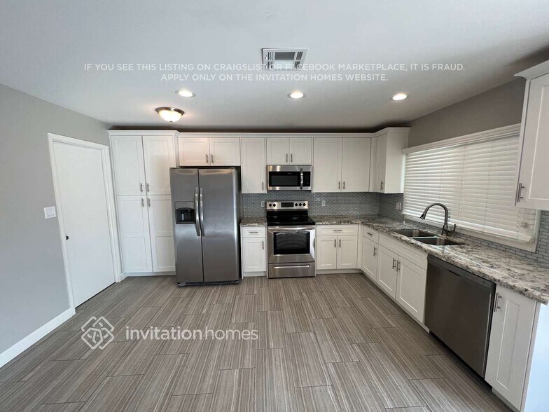 Building Photo - 2461 E Manhatton Dr