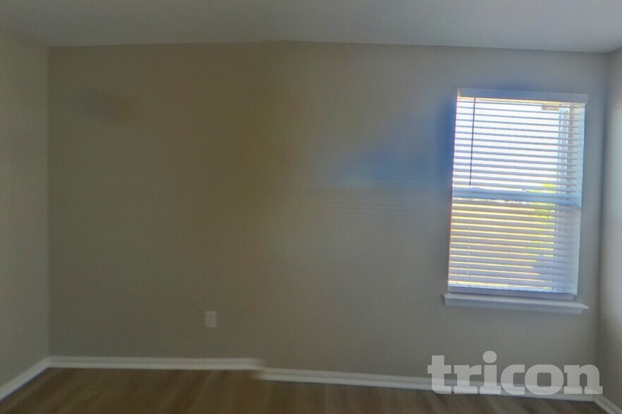 Building Photo - 647 Clarendon Dr
