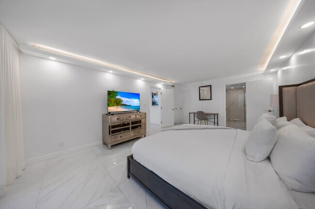 Building Photo - 1717 N Bayshore Dr