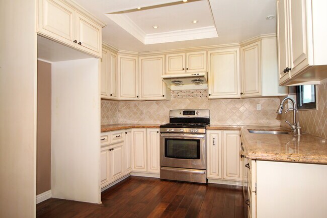 updated kitchen - 904 W Mabel Ave