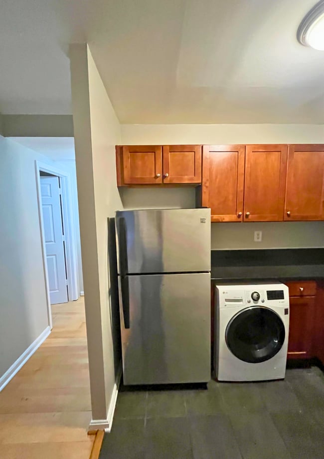 Building Photo - Modern 2-Bedroom Apartment with In-Unit La...