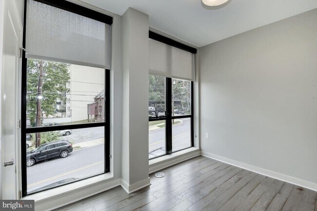 Building Photo - 1320 Fenwick Ln