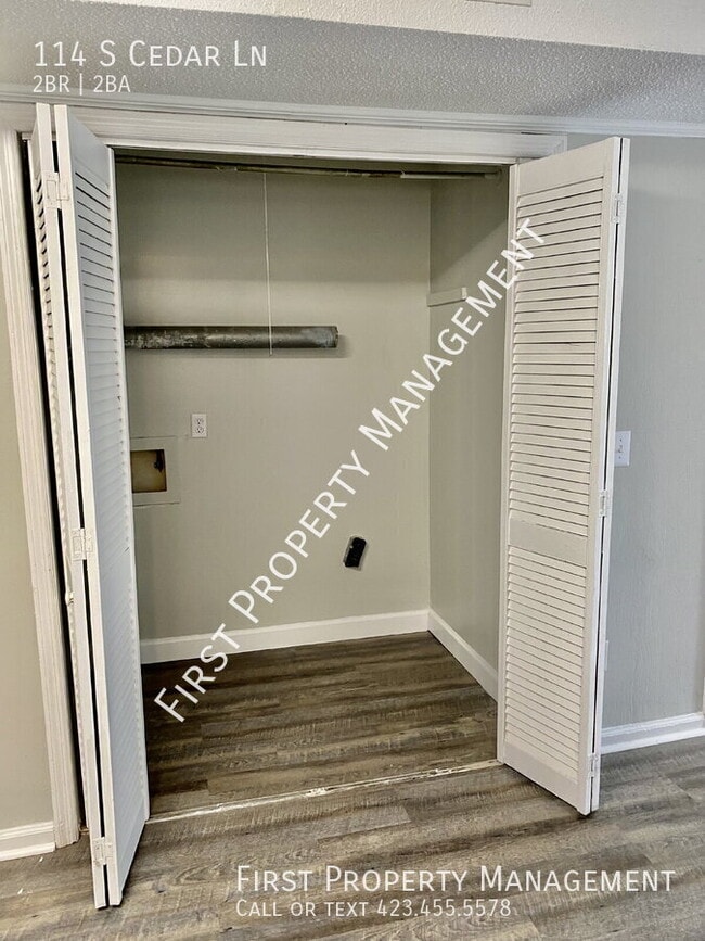 Building Photo - 114 S Cedar Ln