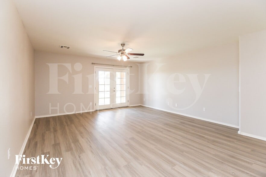 Building Photo - 4285 E Whitehall Dr