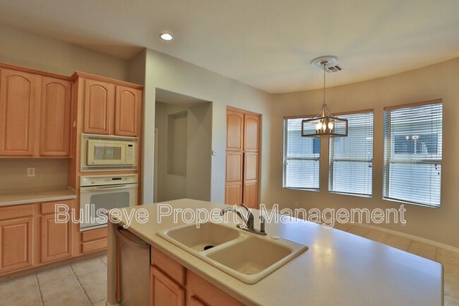 Building Photo - 1550 N Robin Ln