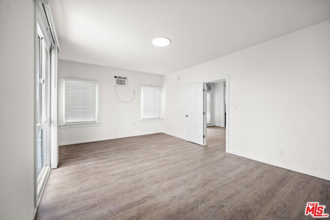 Building Photo - 926 S Mariposa Ave