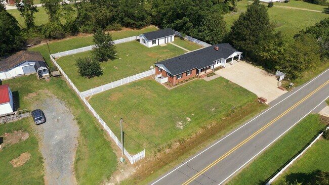 Building Photo - 695 Old Rte 22