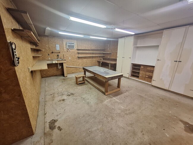 Building Photo - Spacious 3 bedroom, 2 bath