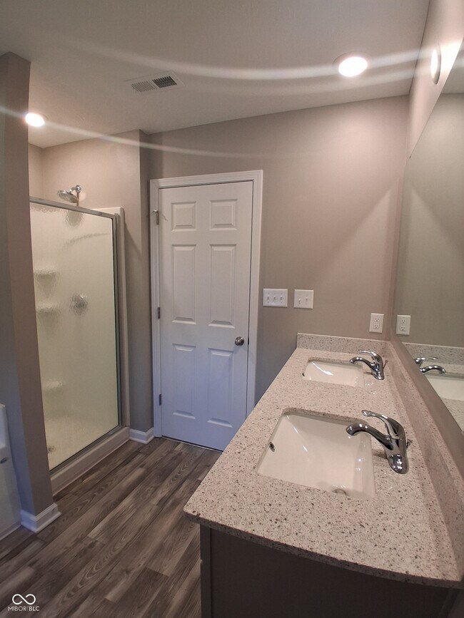Building Photo - 7062 English Oak Dr