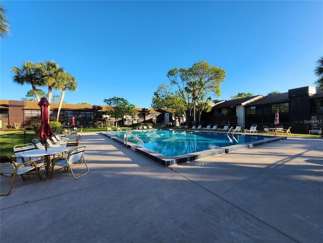 Building Photo - 552 Fairways Dr