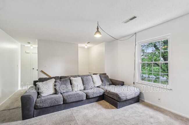 Building Photo - 144 Airport Rd