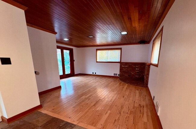 Building Photo - Spacious three bedroom rambler in Shoreline!