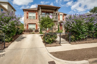 Building Photo - 2712 Merida Ave