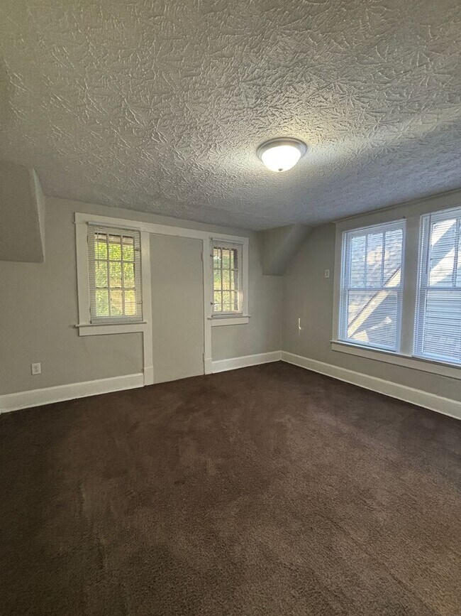 Building Photo - Charming & Updated Two-Story 2 Bedroom / 1...
