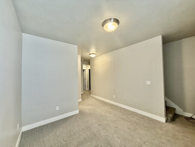 Building Photo - 6871 S 190 E