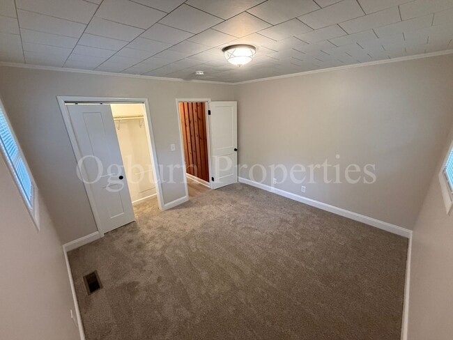 Building Photo - 204 Willow Creek Rd
