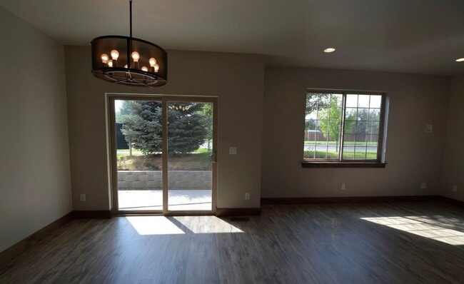 Building Photo - End Unit 3 Bedroom 2.5 Bathroom Condo