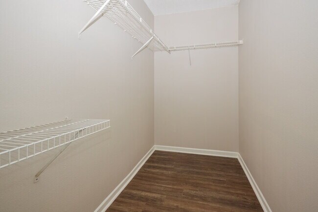 Building Photo - 1918 Dutch Elm Dr