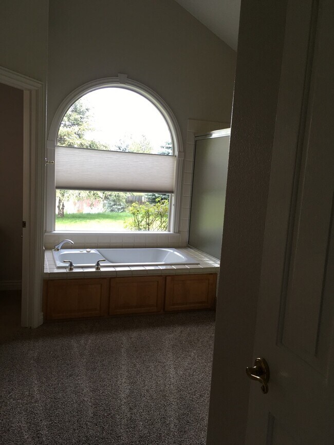 Building Photo - 576 E Riverchase Way