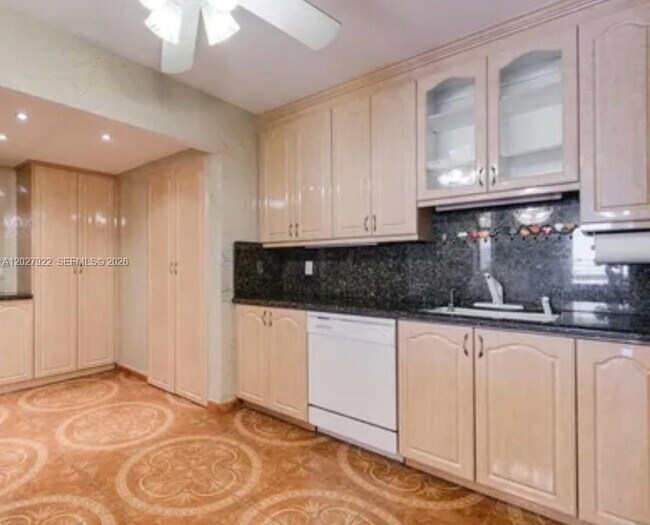 Building Photo - 2500 Parkview Dr