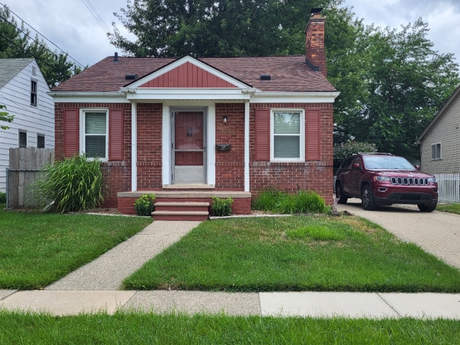 Building Photo - 15131 Crescentwood Ave