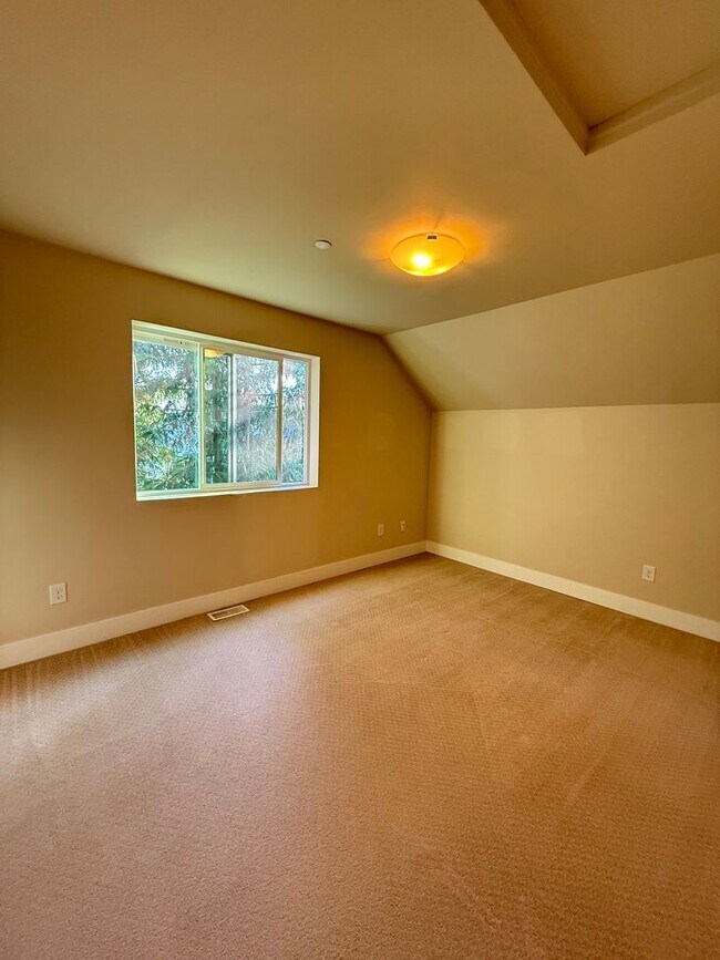 Building Photo - Modern 4 Bed, 3.5 Bath Lynnwood Home – Pri...
