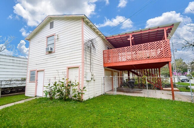 Building Photo - 701 Redan St