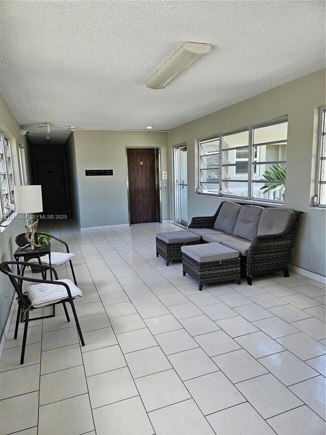 Building Photo - 330 SE 2nd St