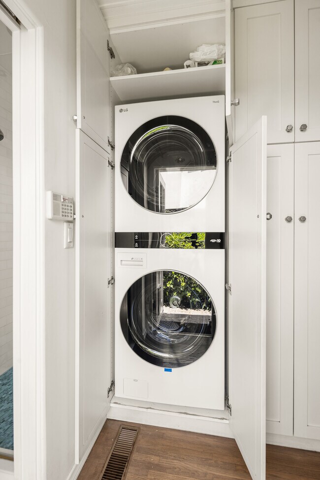 Building Photo - 1116 S La Jolla Ave