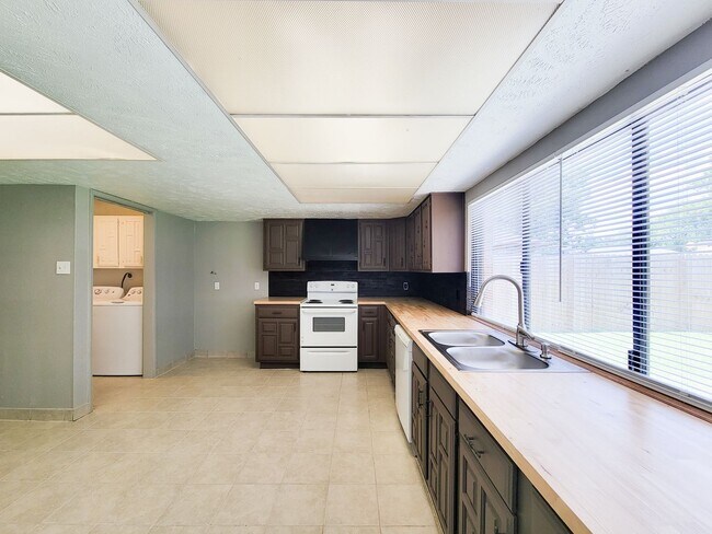 Building Photo - NICE 3 BEDROOM 2 BATH RENTAL HOME IN CY FA...