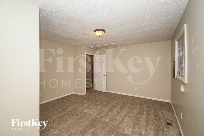 Building Photo - 4601 N Richardt Ave