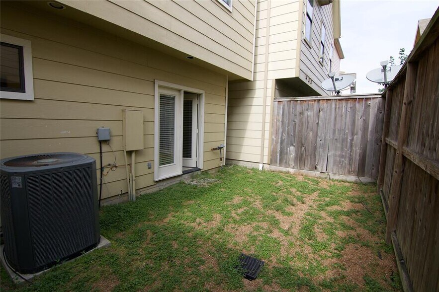 Building Photo - 6353 Richmond Ave