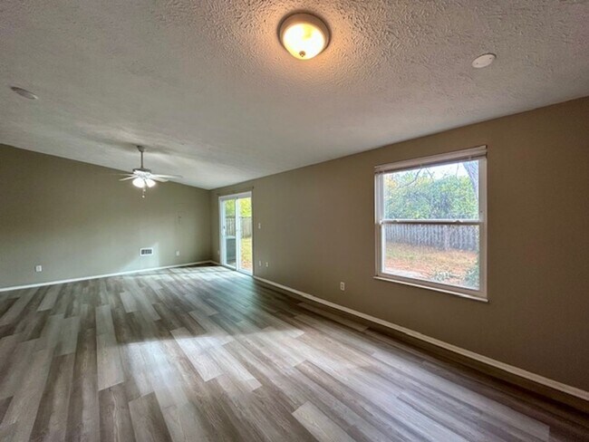 Building Photo - 3 BEDROOM 2 BATHROOM RANCH STYLE HOME IN PIKE!