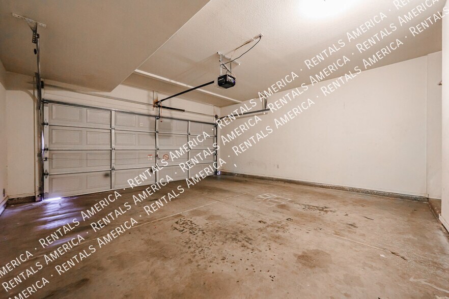 Building Photo - 1022 W Westchester Ave