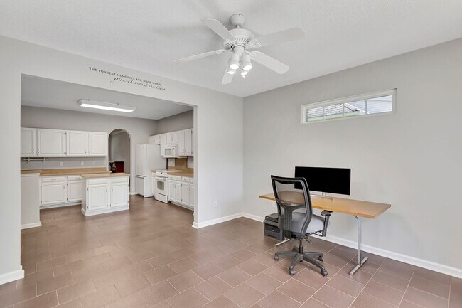 Building Photo - Charming Charleston National Home