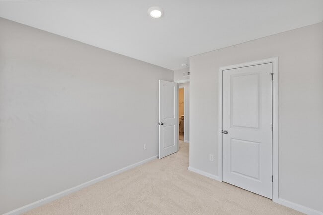 Building Photo - 130 Paramount Dr