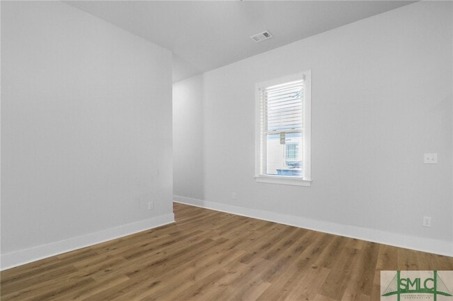 Building Photo - 826 W Victory Dr