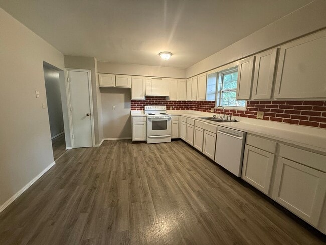 Building Photo - Location! Location! This super cute 3 bedroom 2 full bathroom 2 car garage home with a bonus Room...