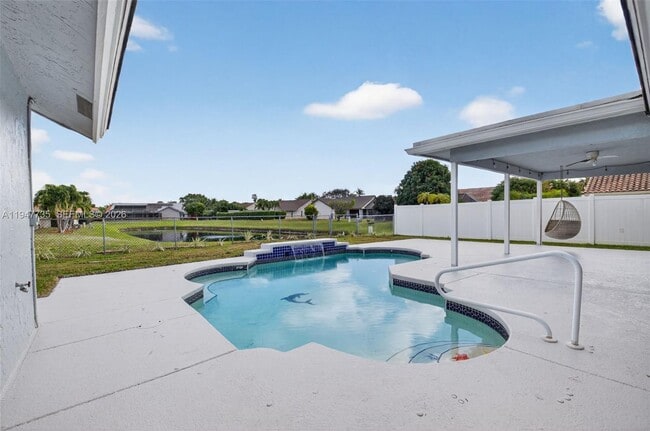 Building Photo - 6043 Sunberry Cir