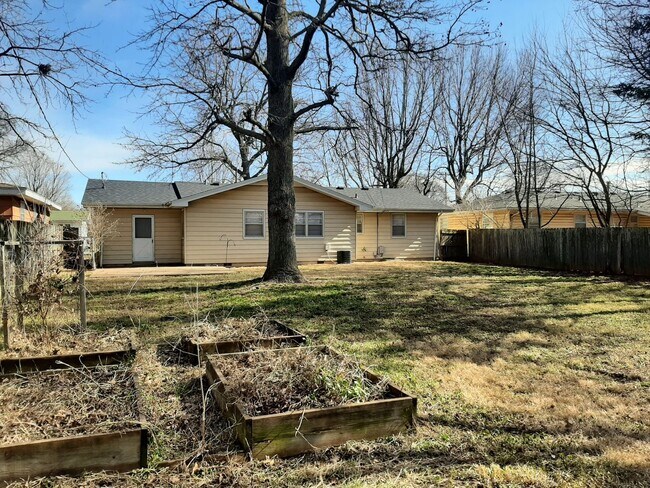Building Photo - 3 Bedroom 2 Bathrooms! Close to Bass Pro! ...