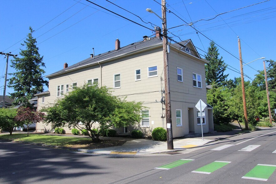 Primary Photo - 7630 SE Woodstock Blvd