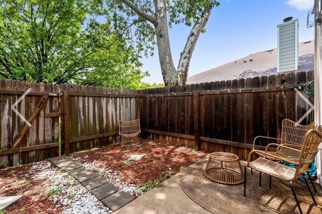 Building Photo - Updated 3-Bed Townhome Oasis in Copperfield | Greenbelt Views, Granite Kitchen & Move-In Ready!