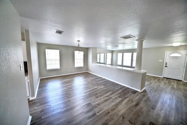 Building Photo - Stunning 4-Bedroom, 2.5-Bathroom Home in L...