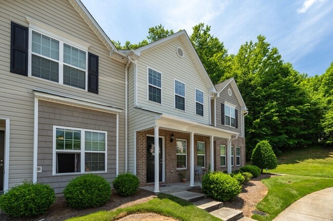 Building Photo - Lovely 2 bedroom 2 1/2 bathroom Townhome in Northeast Greensboro!