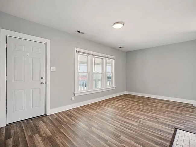 Building Photo - 833 Lilley Ave
