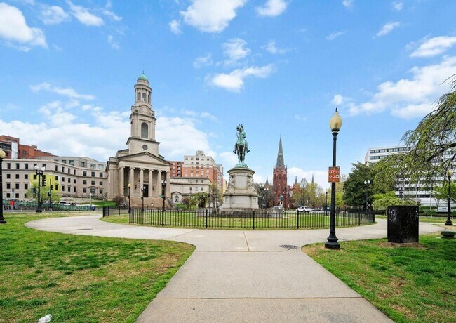 Building Photo - Studio Condo with Fantastic View, High-End Appliances, Wide Windows, Gorgeous Flooring, Amazing A...