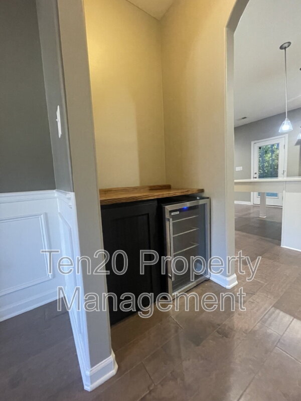 Building Photo - 236 Cedar Wy