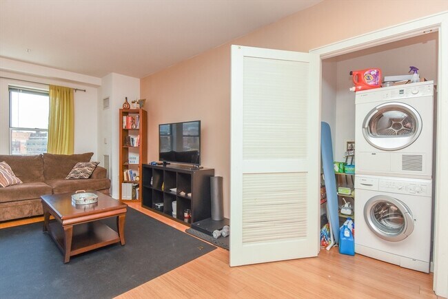 Building Photo - 16 Miner St