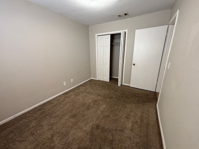 Building Photo - 2701 E 8th Ct