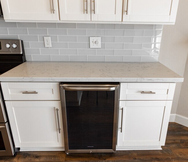 Building Photo - 401 Lakeside Ln